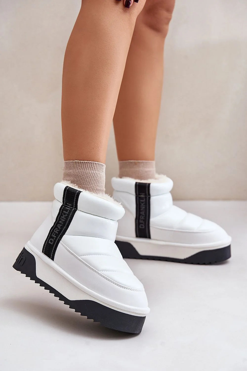 Bottes de neige pour femmes matelassées fourrure synthétique style moderne urbain couleur blanche bande noire cuir artificiel semelle épaisse