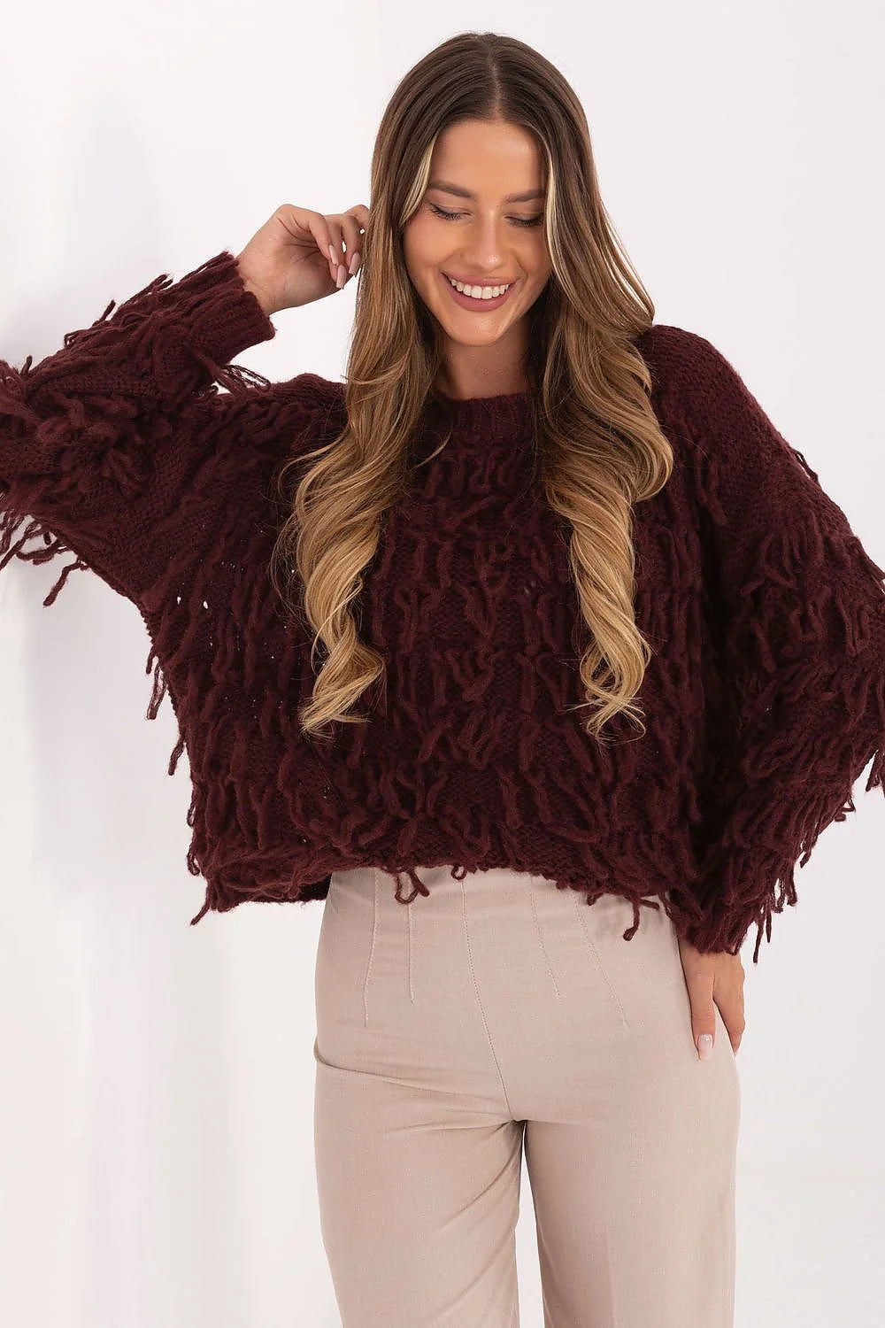 pull femme oversized court maille épaisse bordeaux col rond manches longues larges texture bouclée franges fils lâches volumineux