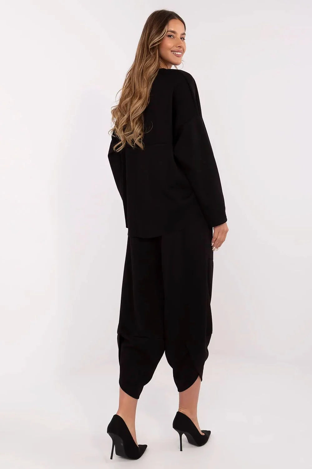 ensemble femme moderne élégant décontracté chic noir maille douce structurée oversize manches longues col rond ourlet asymétrique broderie discrète poches