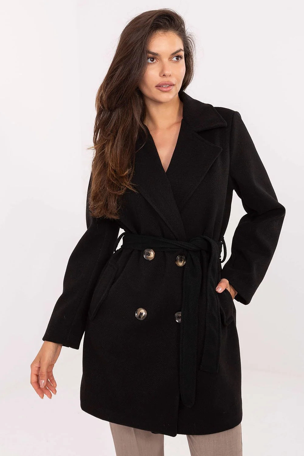 manteau femme mi cuisses double boutonnage ceinture nouée laine mélangée noire col tailleur épaules structurées gros boutons contrastants poches latérales
