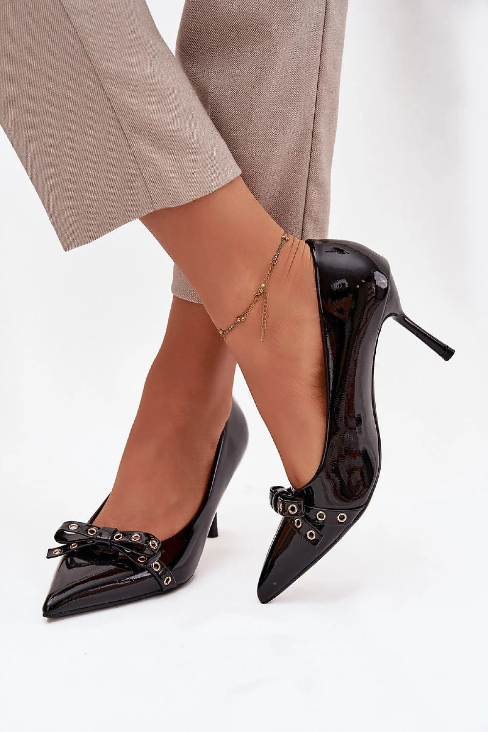 escarpins noirs vernis talons aiguilles 8cm bout pointu nœud plat œillets dorés silhouette affinée élégante sophistiquée soirée bureau féminine