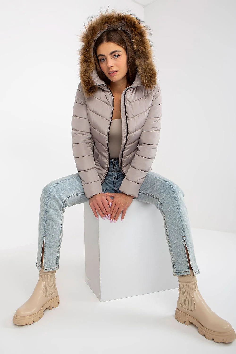 Veste matelassée pour femme taupe clair polyester 100% coupe ajustée capuche fourrure faux fermeture éclair poches latérales hiver