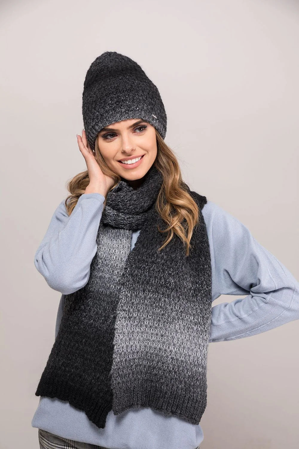 Bonnet d'hiver pour femme en tricot maille large laine alpaga écharpe assortie dégradé gris froid style moderne accessoires hiver
