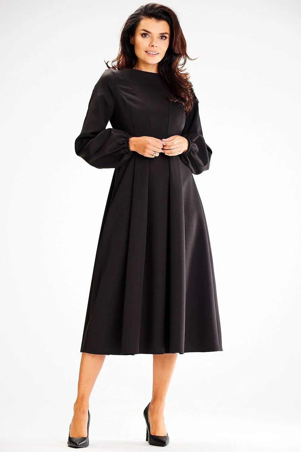 robe midi noire cocktail évasée cintrée encolure bateau haut ajusté jupe plissée tissu structuré satiné manches longues ballon poignets élastiques