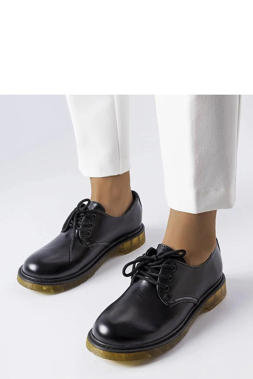 Chaussures basses cuir noir design moderne bottines femmes style classique tige basse lacets noirs semelle translucide confort polyvalence mode élégance