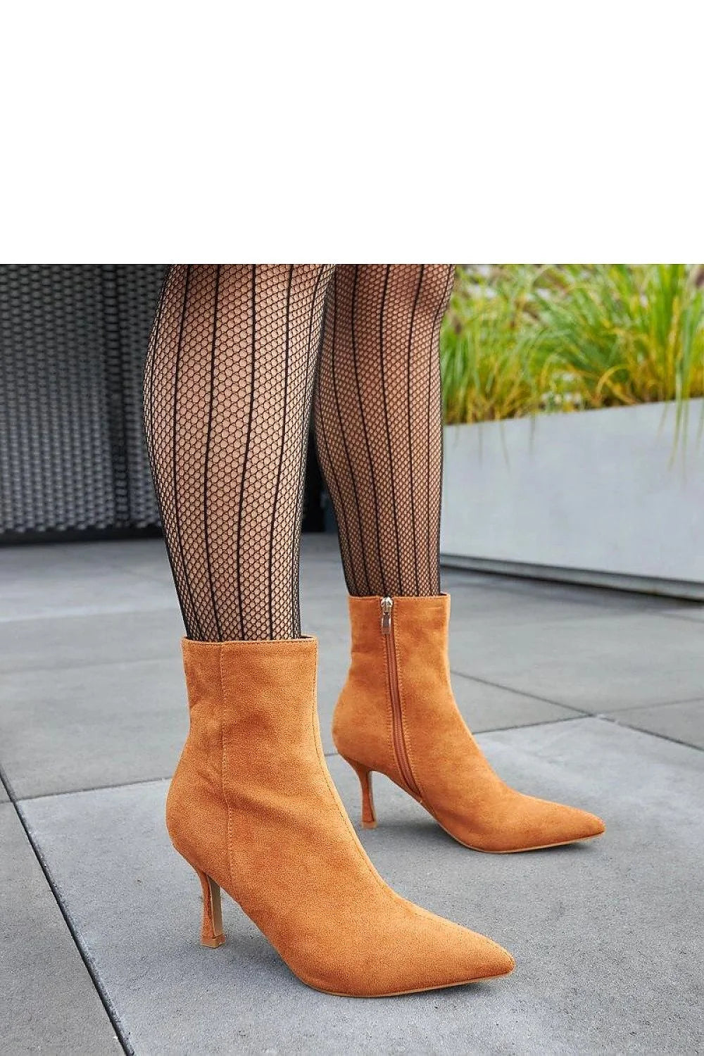 bottines talon stiletto camel daim cognac cheville bout pointu aiguille court silhouette effilée fermeture éclair latérale coutures discrètes