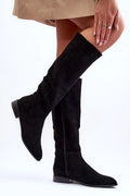 bottes cuissardes écosuède noires hauteur genou bout légèrement pointu talon plat fermeture éclair intérieure coupe ajustée couture soignée semelle synthétique