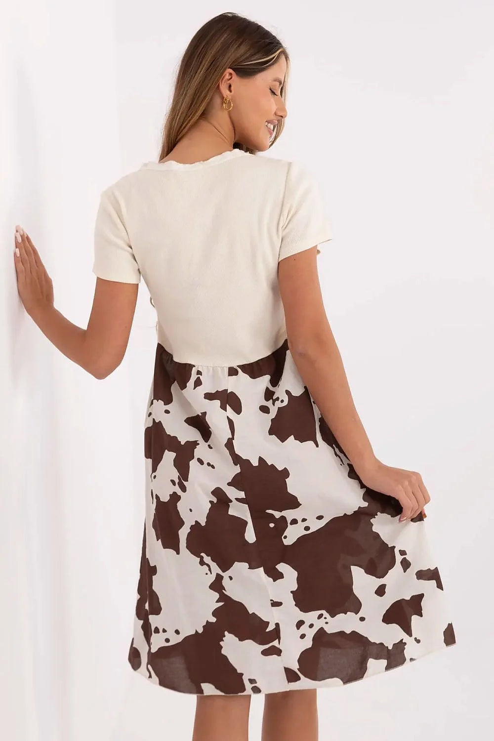 Robe de jour Italy Moda mélange coton élasthanne côté blanc cassé imprimé vache brun et blanc col V manches courtes jupe évasée coupe empire polyvalente confort style décontracté chic femme
