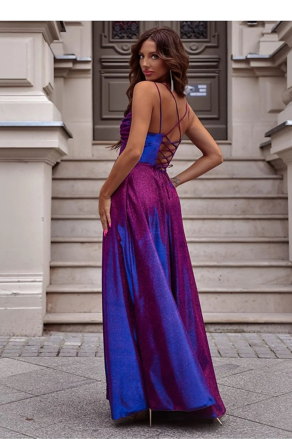 Robe longue élégante à bretelles fines tissu satiné couleurs vives bleu violet fente dos noué soirée femme