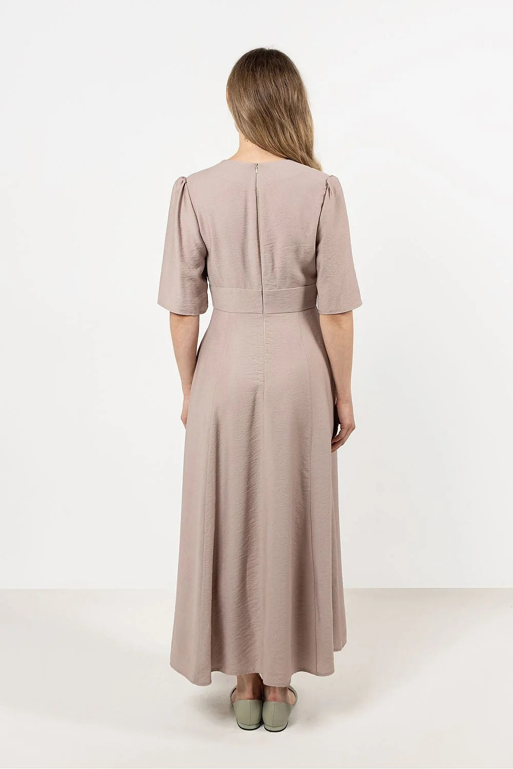 Robe de jour élégante couleur taupe décolleté en V manches mi-longues taille cintrée fente latérale femme