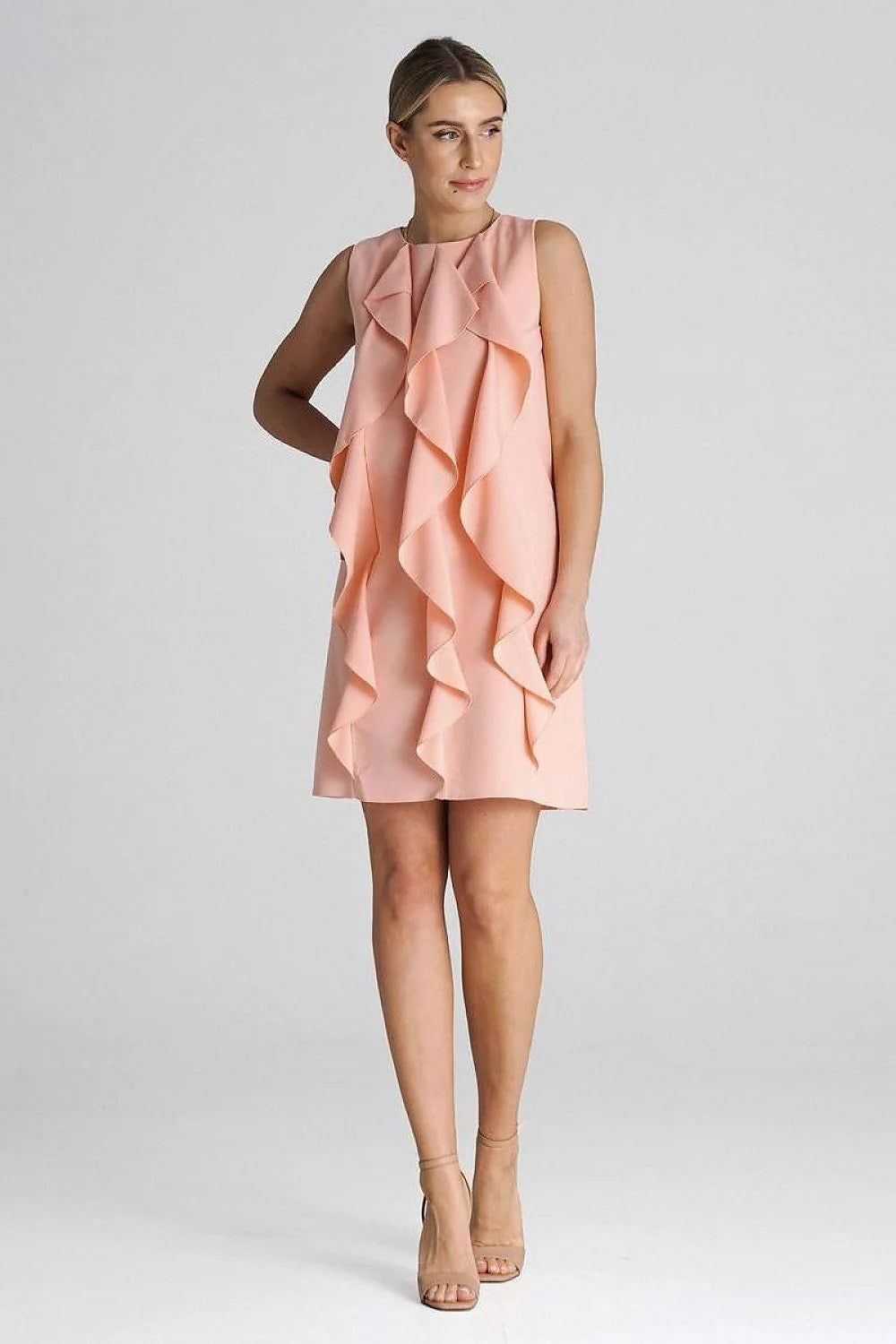 robe cocktail femme élégante moderne sans manches coupe droite fluide courte volants cascade asymétriques rose poudré pêche crêpe léger structuré