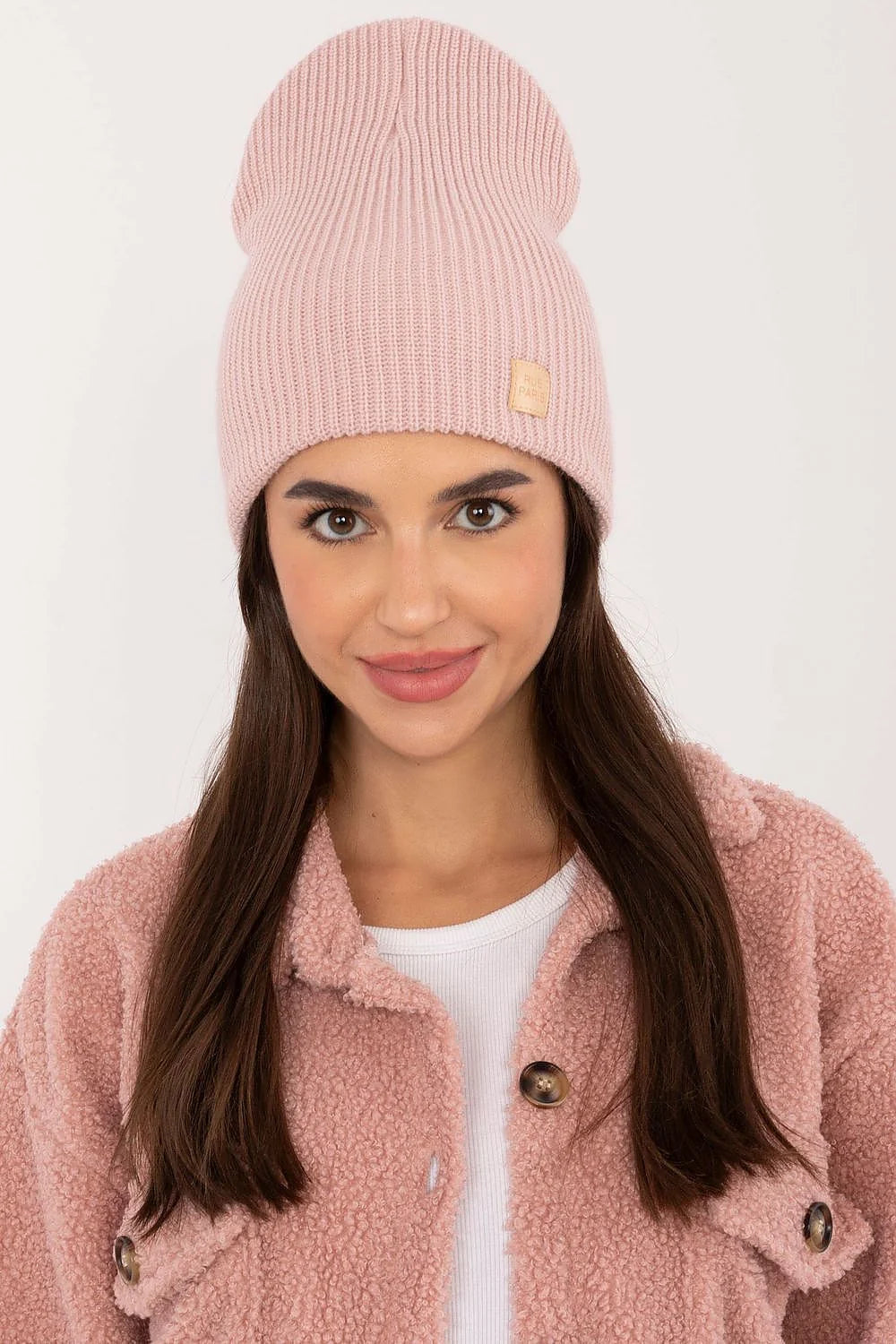 Bonnet Rue Paris en acrylique rose pâle, style beanie, ajusté, écusson discret, confortable, mode, femme