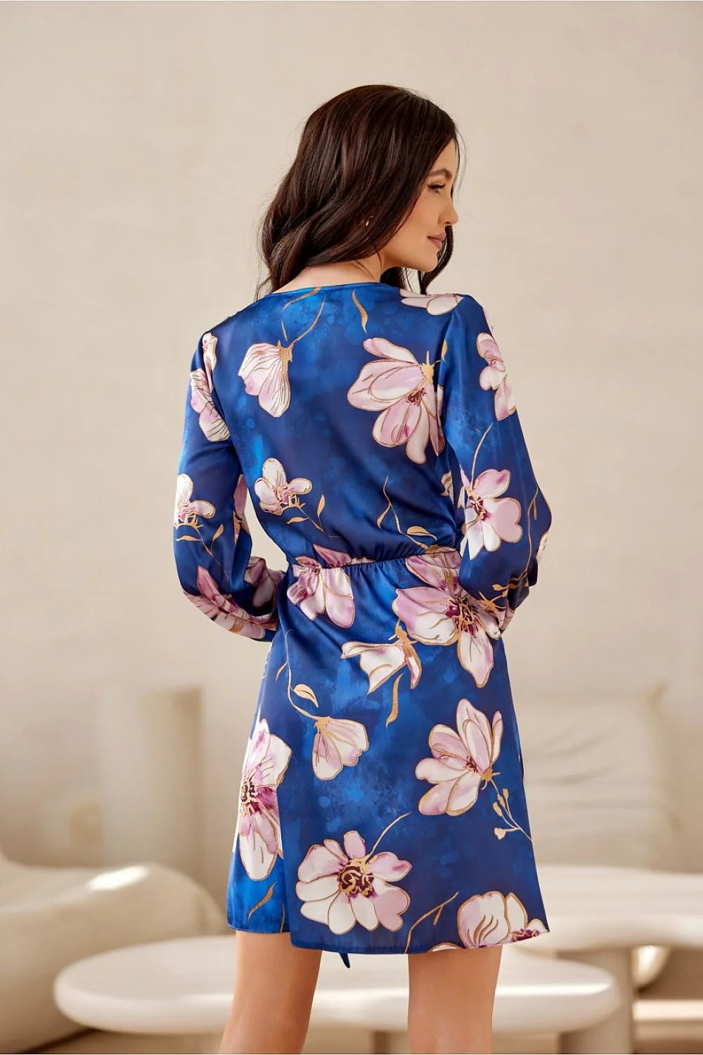 Robe de jour féminine élégante manches longues fleurs roses et blanches soie satinée taille ajustable femme soirée
