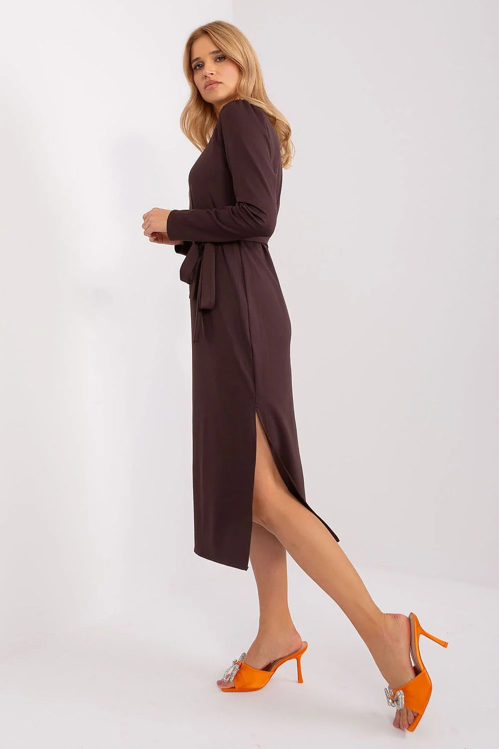 Robe de jour Lakerta élégante coupe midi ajustée manches longues encolure découpée ceinture assortie tissu côtelé marron profond femmes