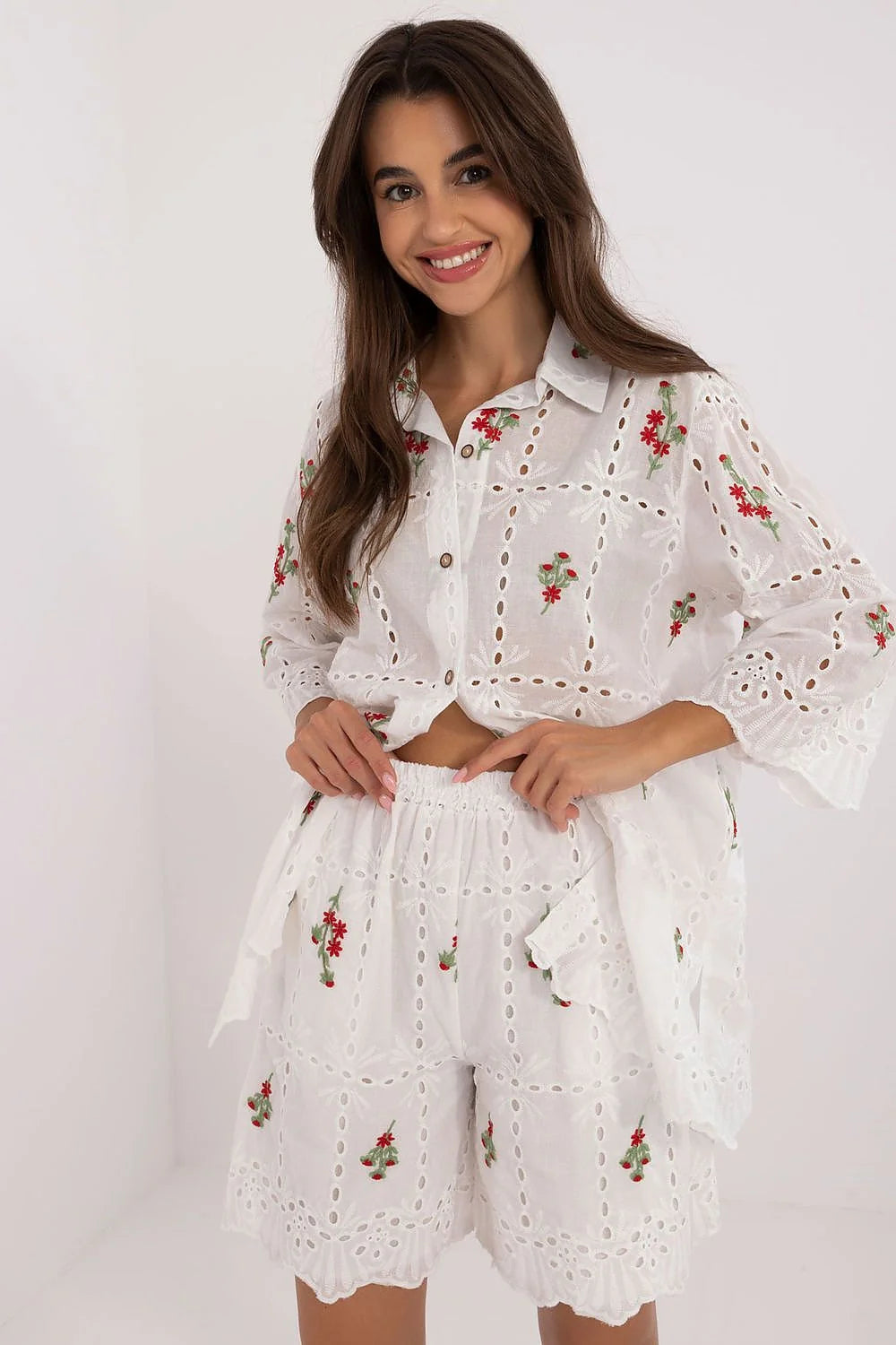 ensemble féminin Lakerta chemise manches trois quarts broderie florale ajourée short taille haute coton bohème col boutons bois