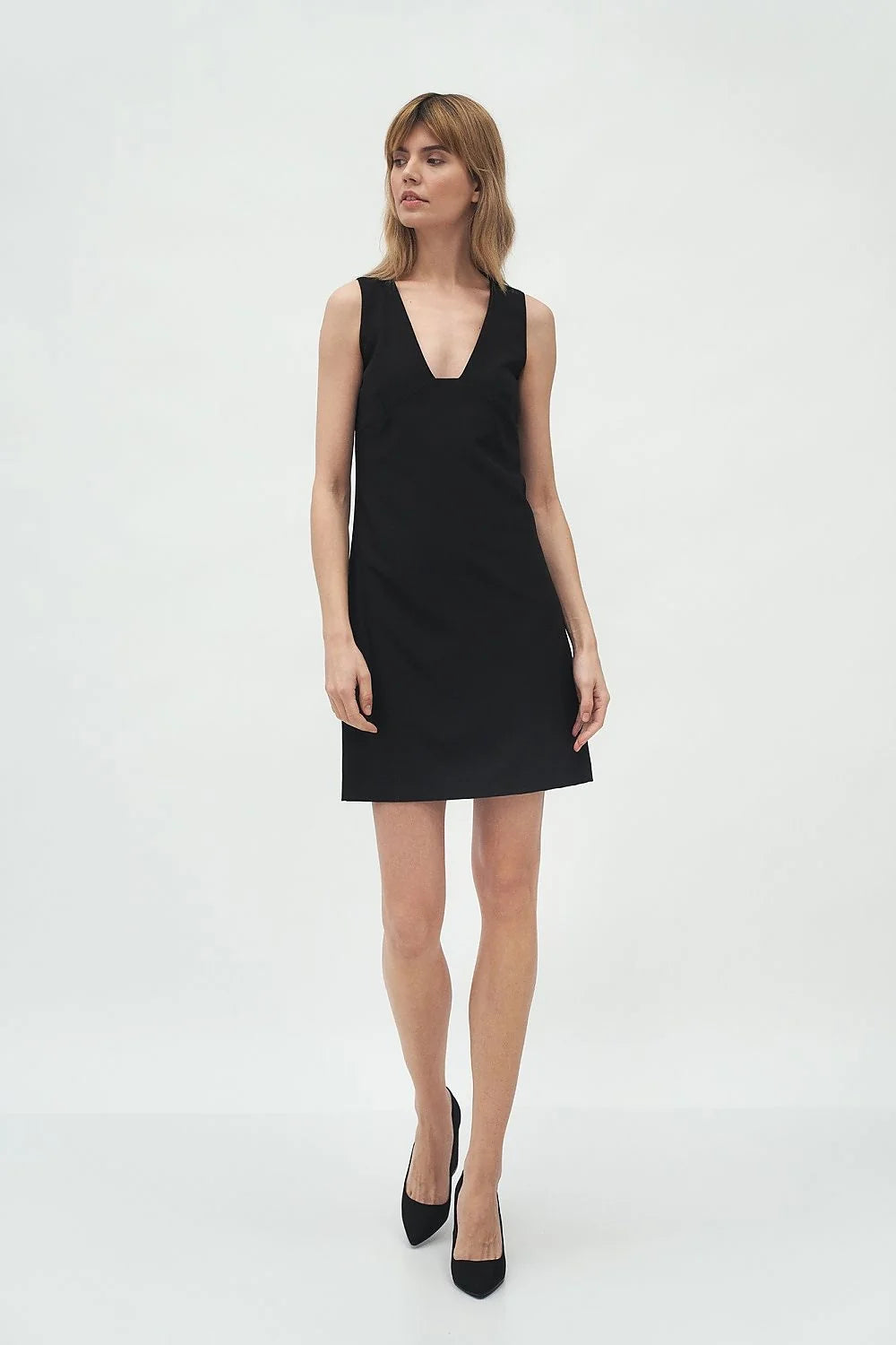 Robe élégante en tissu confortable bleu marine coupe droite chic parfaite soirée décontractée femme moderne