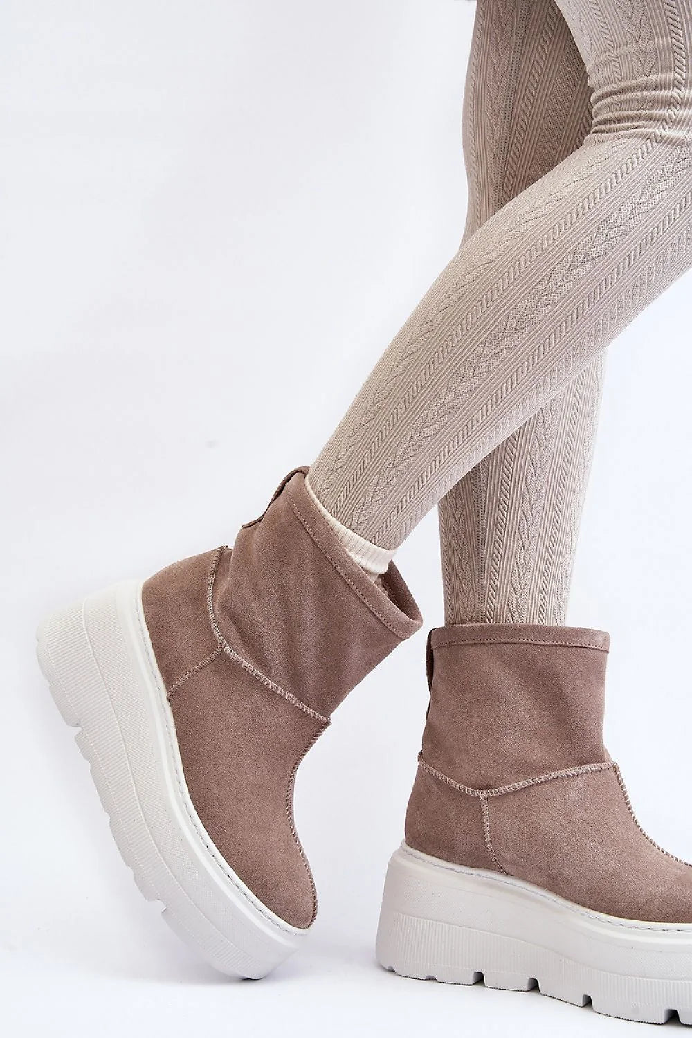Bottes cothurnes Step in style pour femmes, cuir naturel, design moderne, taupe, plateforme massive, semelle douce, confortable, style élégant, talon 9 cm, tige 15.5 cm, bottines