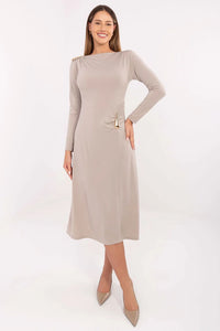 robe midi femme manches longues encolure bateau coupe semi ajustée maille stretch taupe drapé pendentif goutte ornement épaule doré