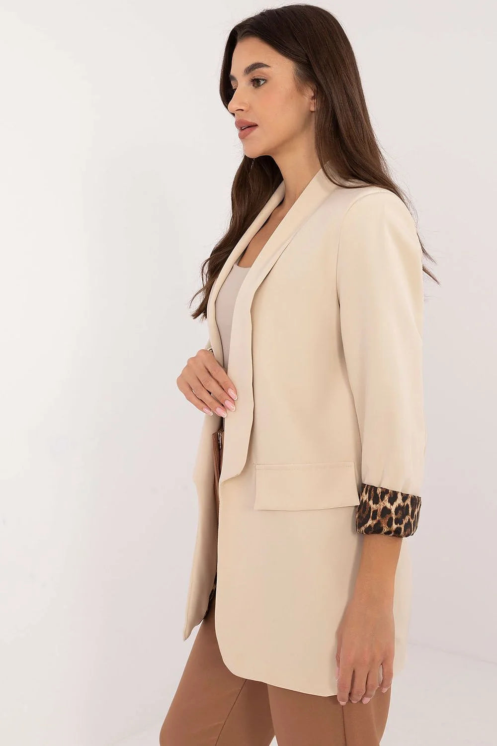 Blazer femme style décontracté élégant teinte beige claire manches retroussées doublure léopard polyester semi-ajusté longueur mi-cuisse sans boutons poches rabat