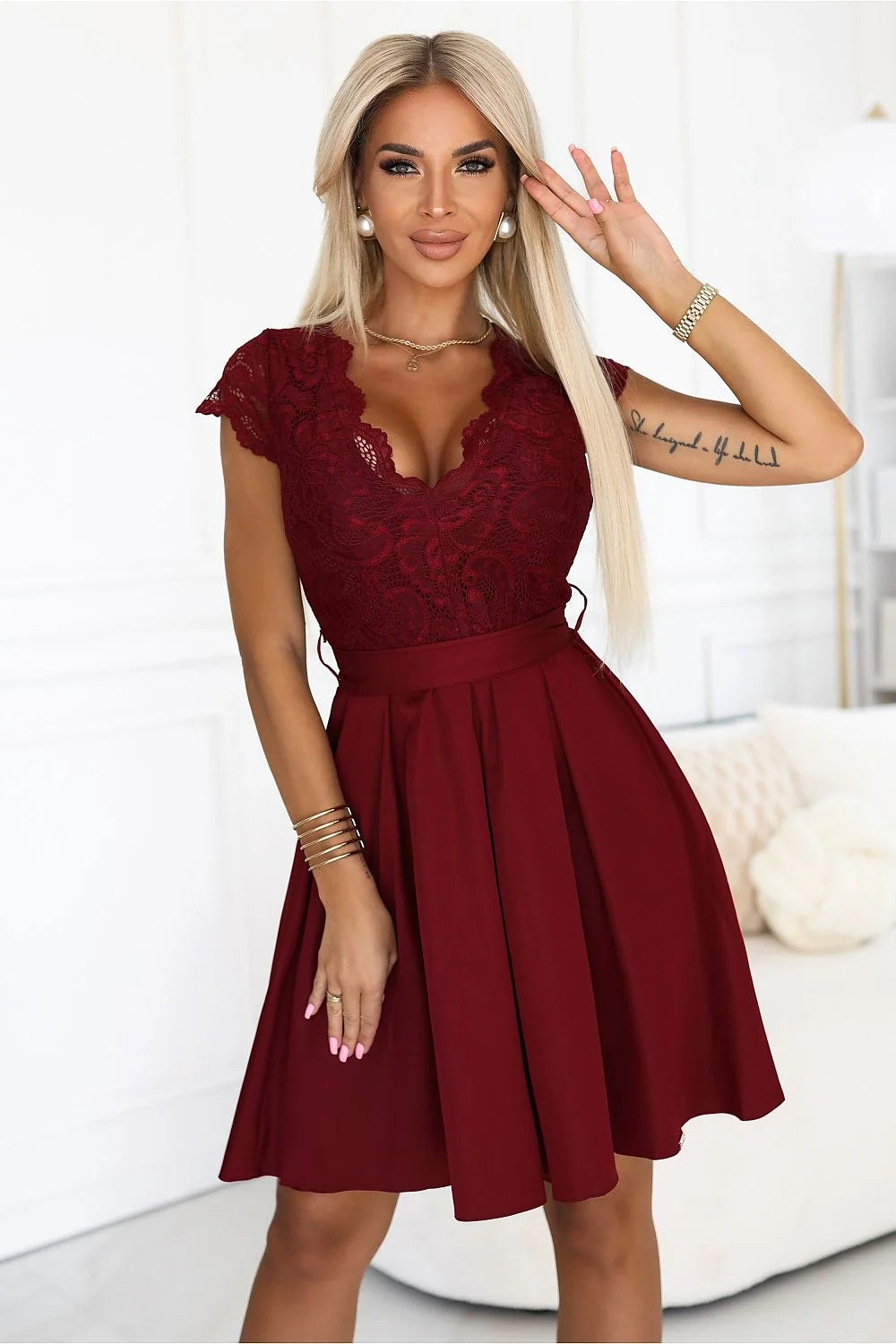 robe soirée Anna bordeaux cocktail dentelle ajourée corsage festonné décolleté V manches courtes ceinture intégrée jupe patineuse plissée fluide élégante