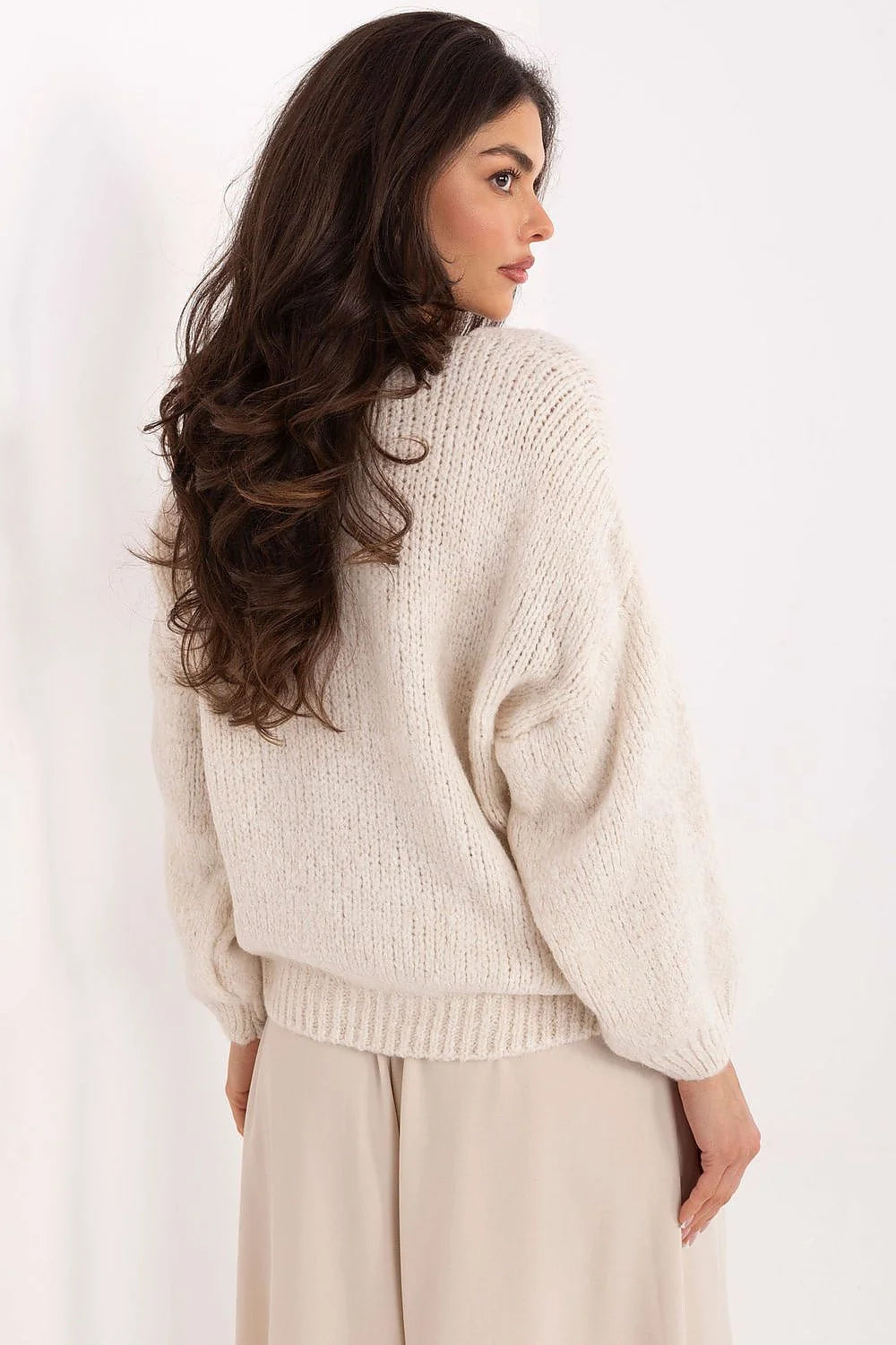 pull femme écru mohair doux duveteux maille épaisse col V laçage corset cordons manches longues bouffantes épaules tombantes oversize confortable