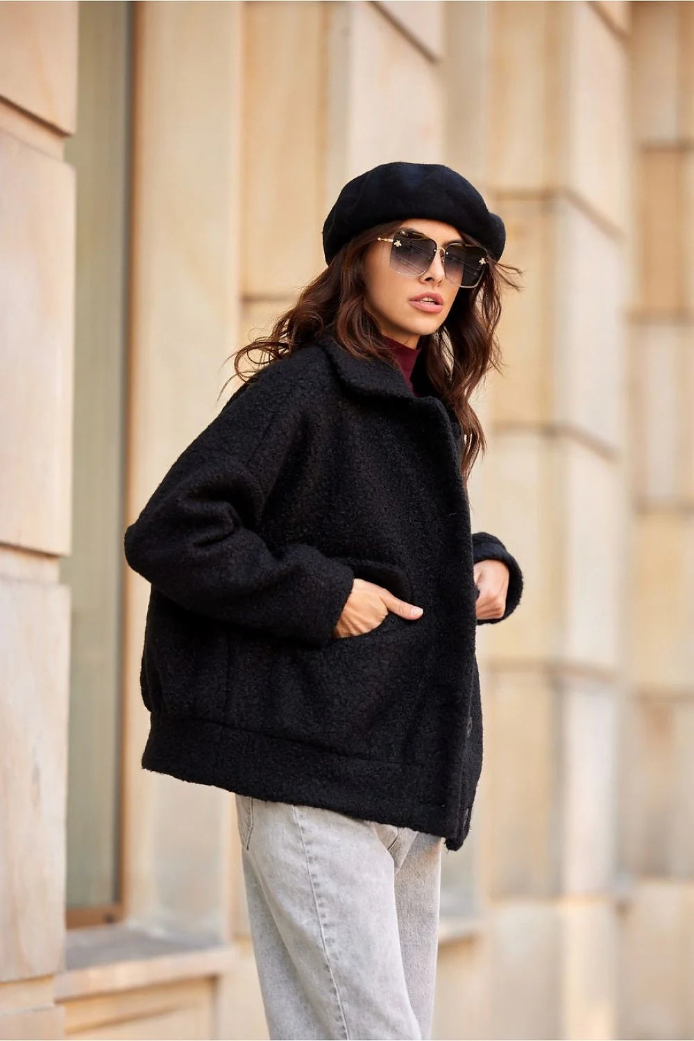 Veste noire moderne pour femme en laine bouclée coupe ample col classique boutons gros poches larges hiver automne chic élégant