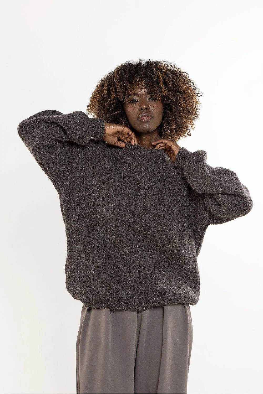 pull femme maille oversize laine cachemire chèvre mohair acrylique polyamide gris anthracite col rond côtelé manches bouffantes texture duveteuse chaude