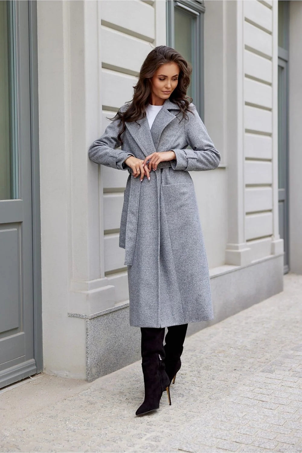 Manteau élégant long en laine pour femme, ceinture intégrée, coupe classique, couleur gris doux, portée automne-hiver, style intemporel, occasions formelles et décontractées