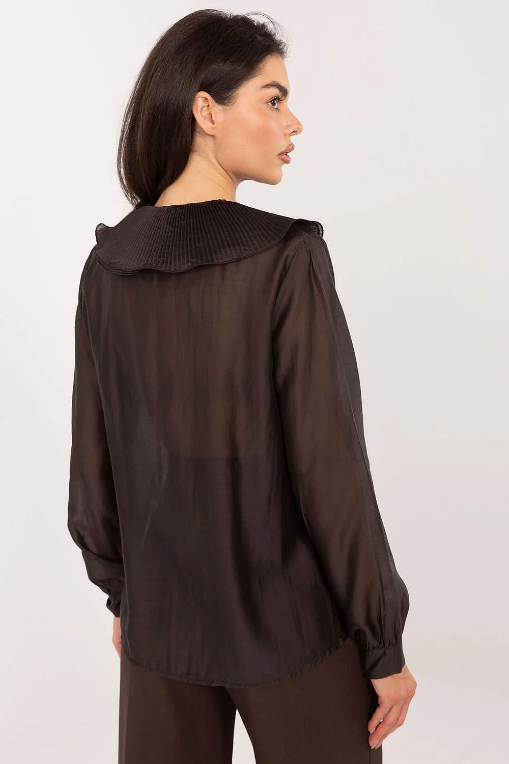 chemise femme manches longues satin léger semitransparent marron chocolat coupe fluide col rond plastron plissé volanté poignets boutonnés