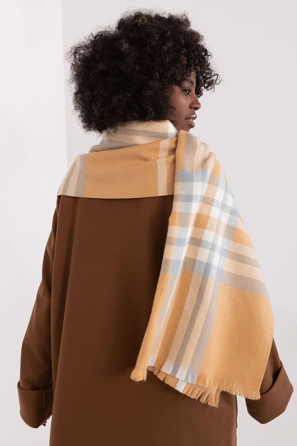 écharpe carreaux colorés châle plaid oversize camel beige blanc cassé bleu pâle polyester doux confortable bords effilochés longueur généreuse