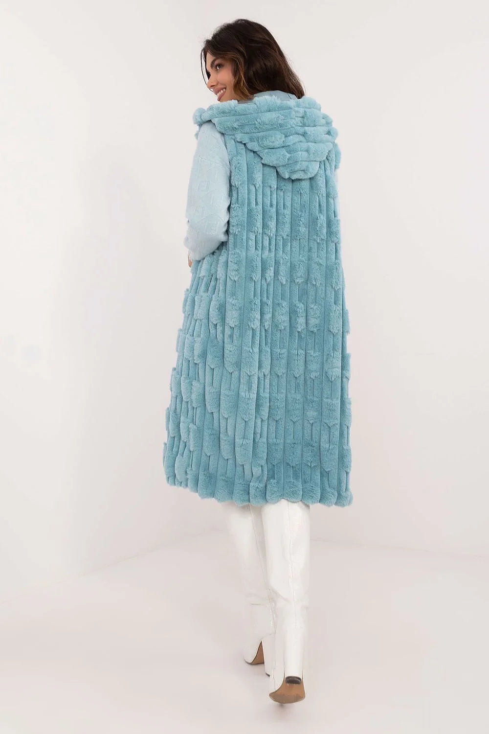 Ensemble mode hivernal pour femmes veste sans manches fourrure synthétique pull col roulé jupe courte bottes hautes bleu pastel blanc chic moderne