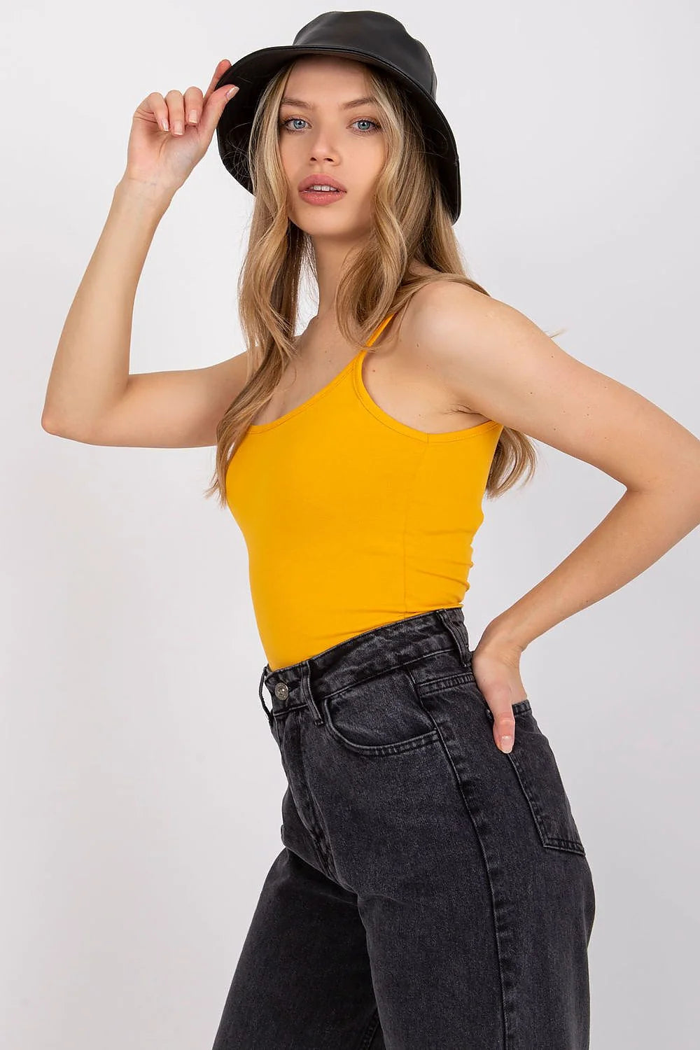 Tenueemode femme set tank top pantalon coton elastane style minimaliste jaune vif noir délavé coupe ajustée taille haute loose bob hat accessoire