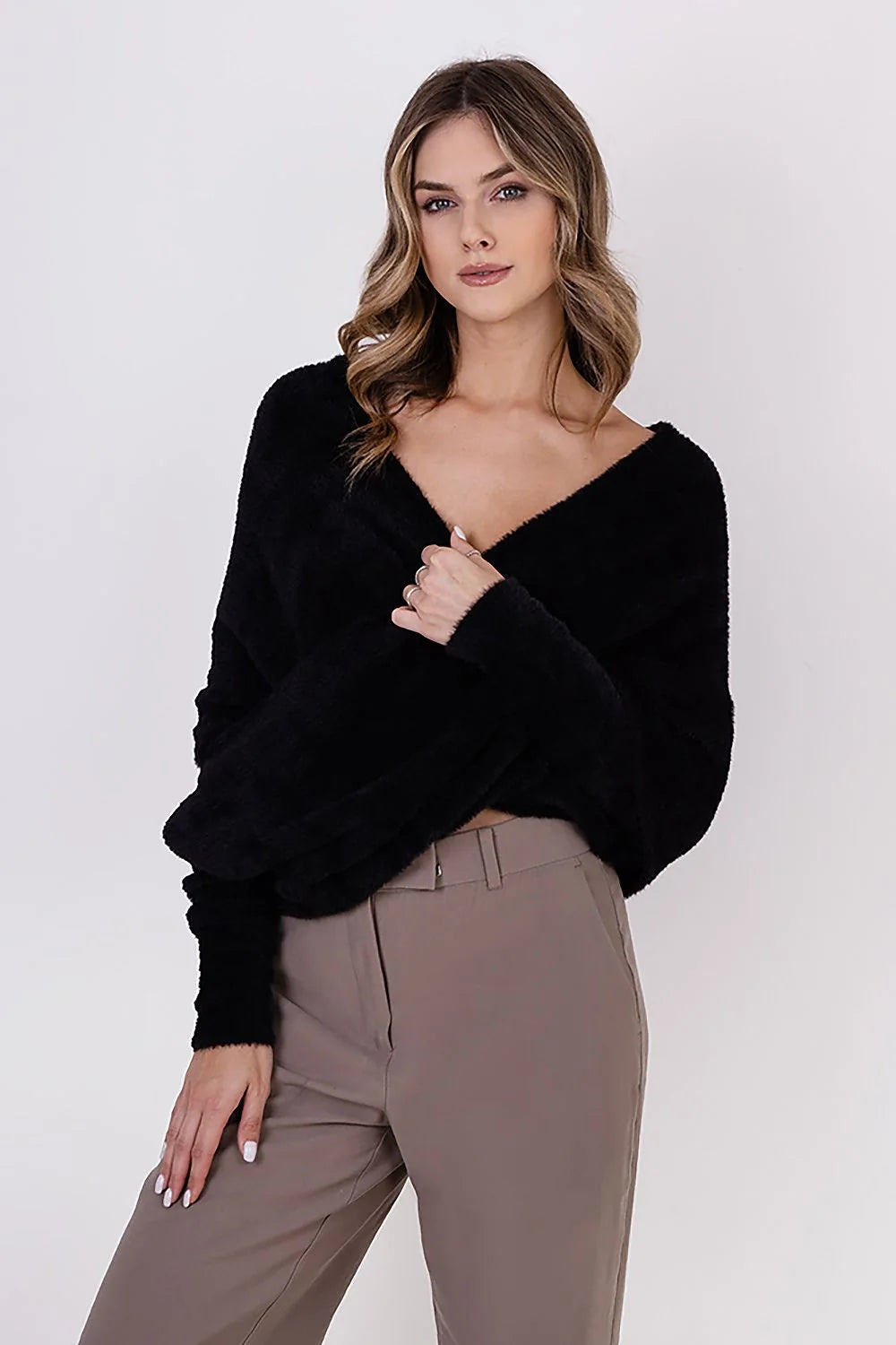pull femme chic brossé doux encolureV profond manches longues amples oversize noir pelucheux coupe croisée cachecoeur épaules dégagées tombé loose