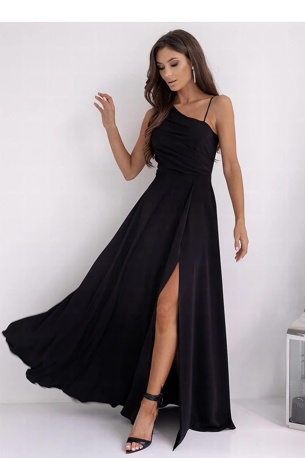 robe longue élégante asymétrique fente haute noire satinée femme décolleté bretelle fine cintrée évasée drapée sophistiquée glamour soyeuse ajustée silhouette