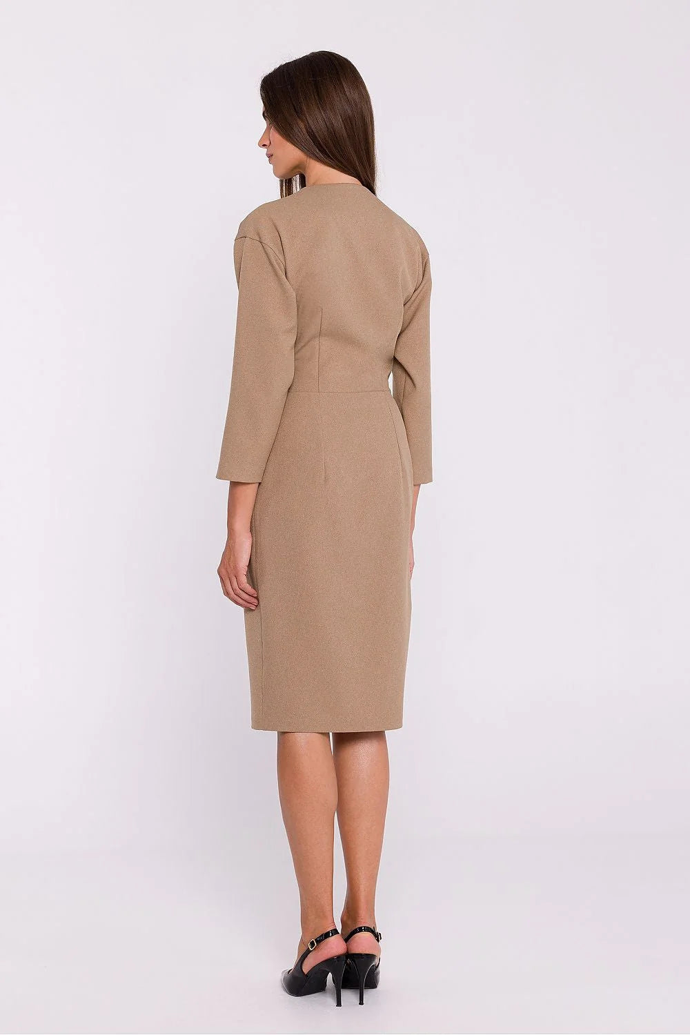 Robe de jour élégante style classique beige taille haute décolleté en V manches 3/4 longueur genoux fente avant femme occasion professionnelle