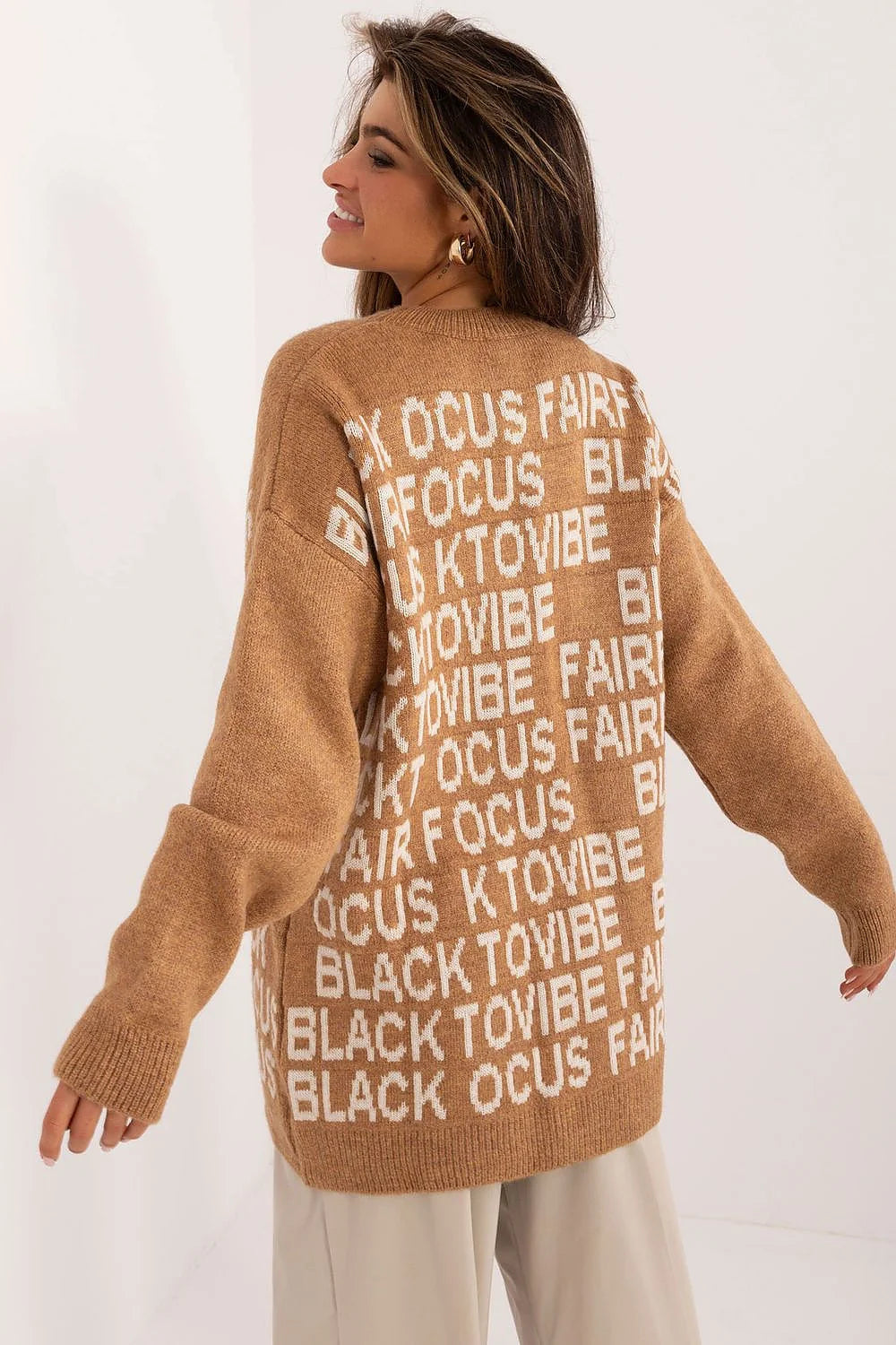 Pull-over femme moderne décontracté col V longues manches couleur marron caramel imprimé texte blanc acrylique doux chaud hiver été tous les jours style trendy