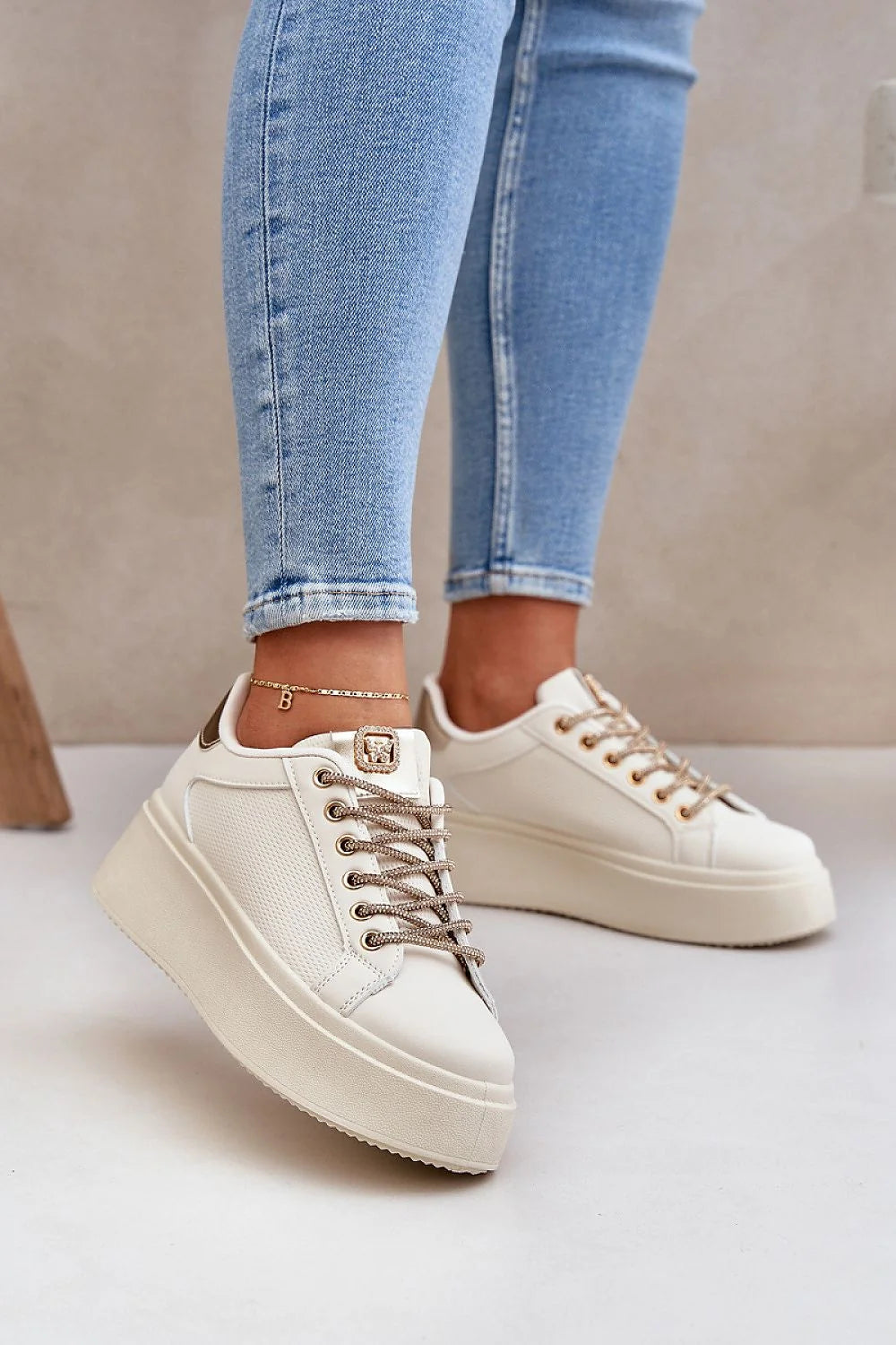 Chaussures de sport modernes pour femmes en cuir écologique plateforme élégante design minimaliste lacets brillants style universel