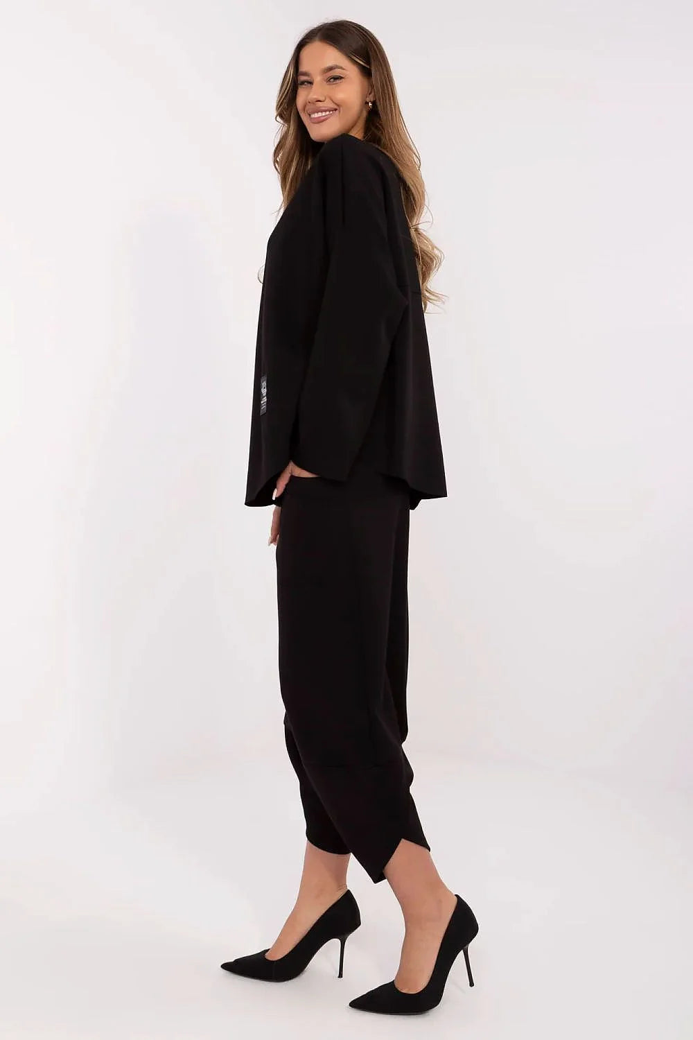 ensemble femme moderne élégant décontracté chic noir maille douce structurée oversize manches longues col rond ourlet asymétrique broderie discrète poches