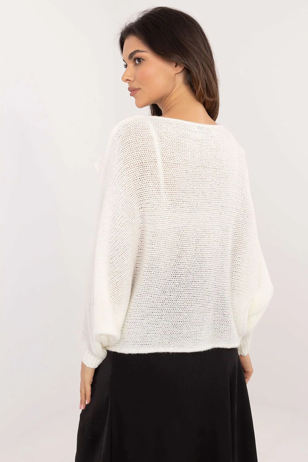 pull blanc maille douce oversize croisé asymétrique court col bateau manches bouffantes chaleur laine casual chic raffiné confortable élégant durable
