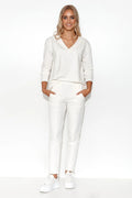 Ensemble Makadamia pour femme, chemisier V-neck longues manches, pantalon droit, logo M, couleurs neutres, style business chic, matière haute qualité, polyvalent
