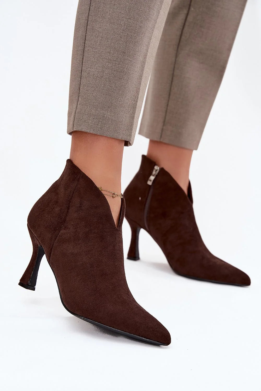 bottines femme suède écologique marron chocolat talon fin bout pointu tige asymétrique fermeture éclair latérale élégante habillée confortable stylée moderne