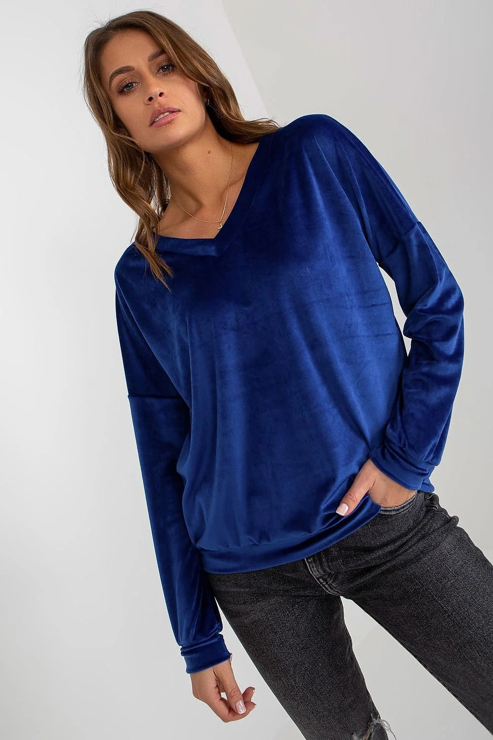 Pull pour femme en velours bleu profond manches longues col en V coupe ample finitions soignées style décontracté et élégant