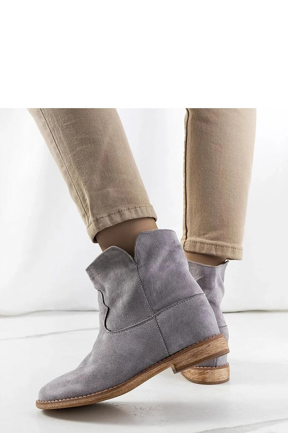 bottines femme suède gris lilas cheville bout rond découpe ondulée western talon bas semelle bois couture apparente enfilage facile confortable