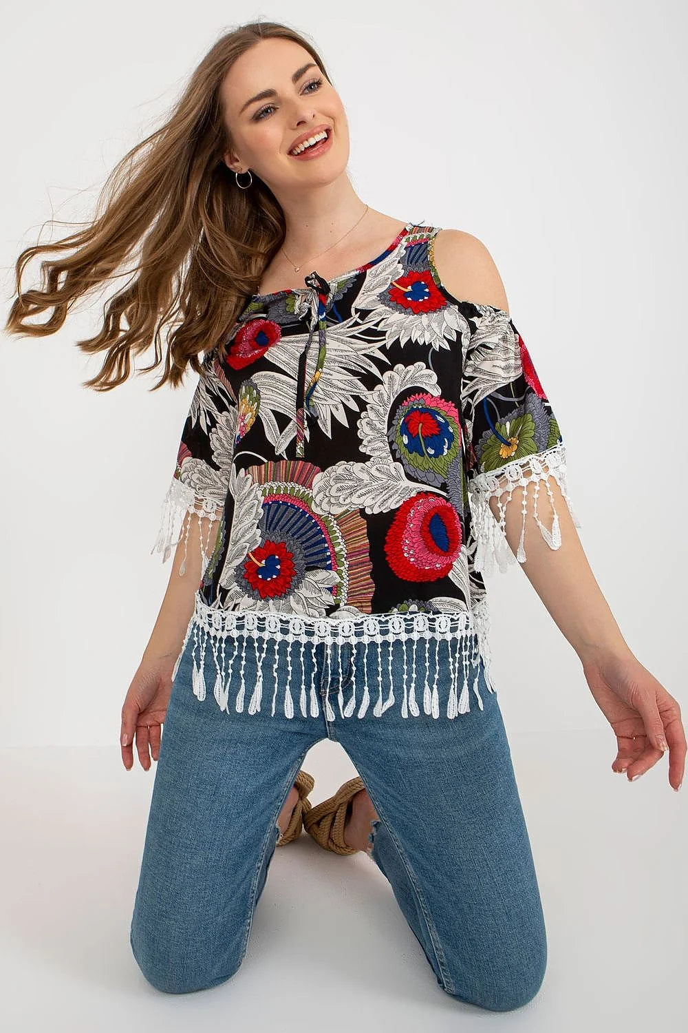 blouse femme bohème imprimé floral multicolore fond noir épaules dénudées manches mi longues dentelle franges macramé col lacet coupe ample