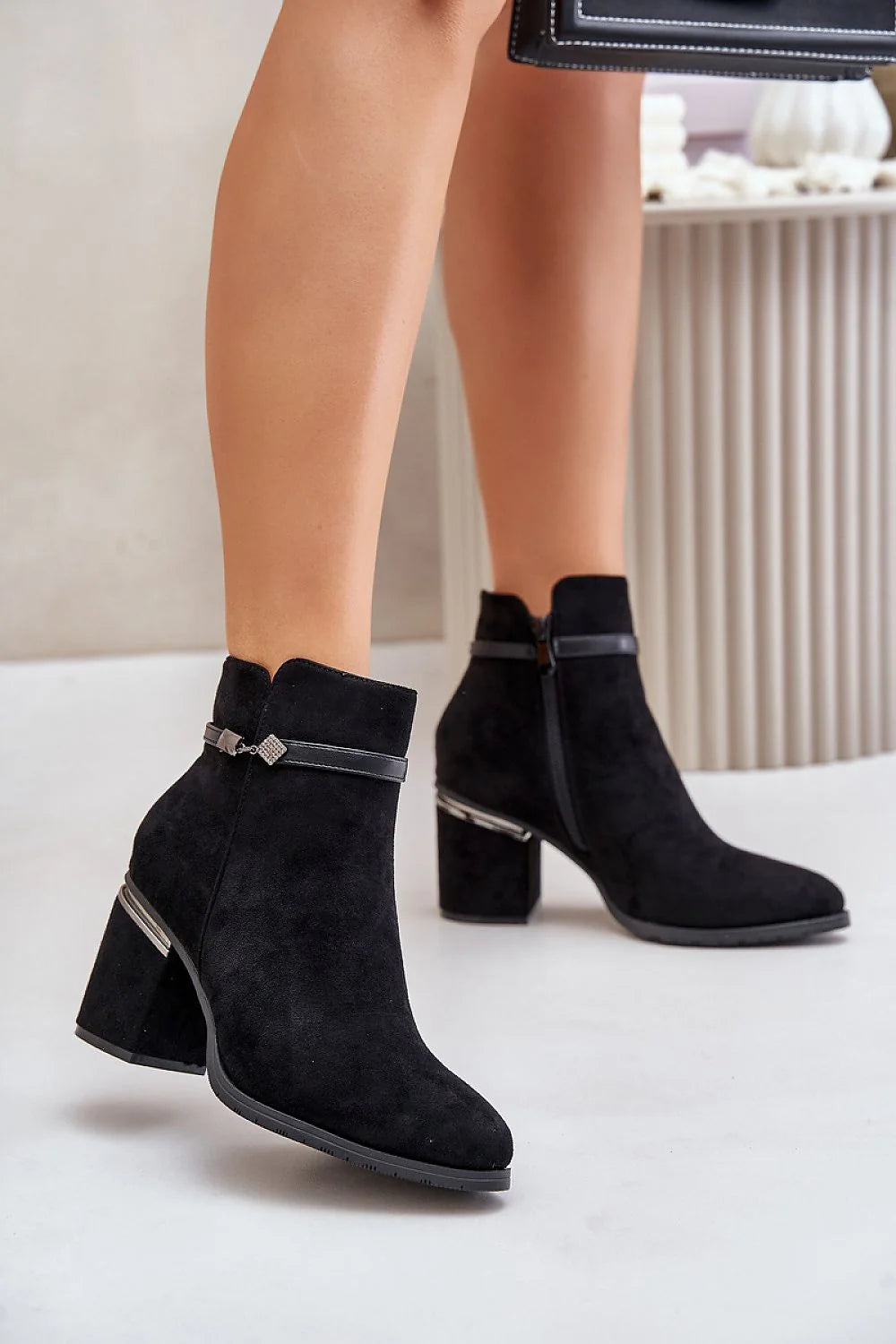 Bottines femmes design élégant talon carré suédine noire style moderne coupe chelsea fermeture éclair invisible