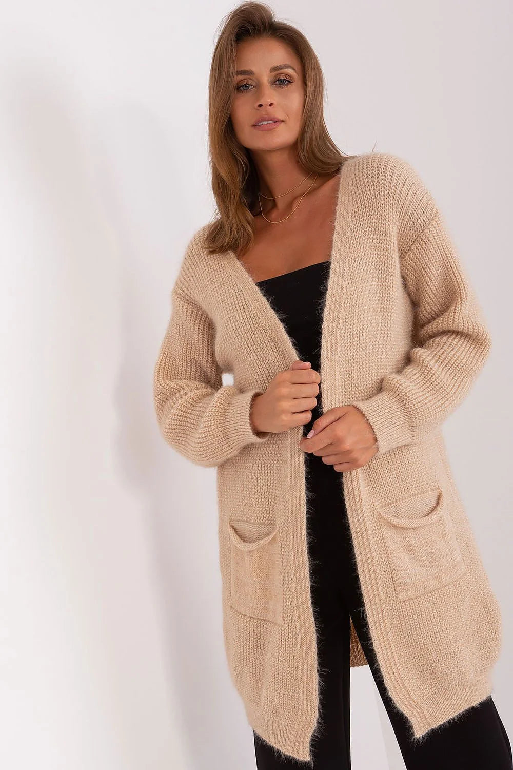 Cardigan long pour femmes style décontracté élégant coupe ouverte manches longues poches latérales matière douce coloris beige neutre occasion多种