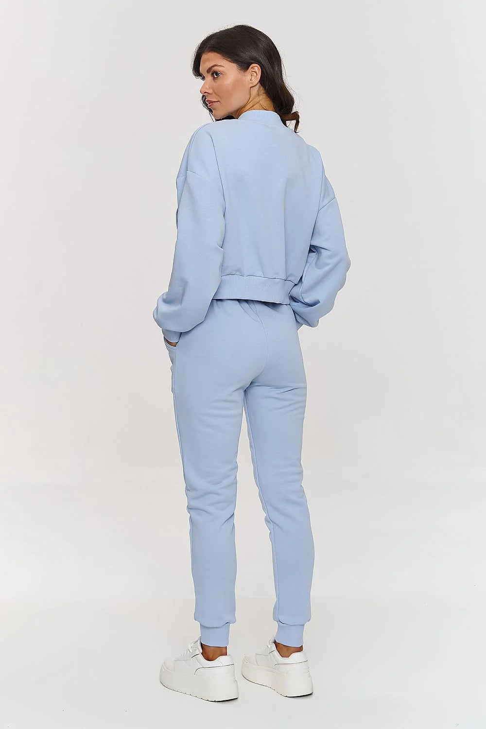 Ensemble Makadamia pour femmes, blouson bomber court, pantalon ample, style sportif-chic, bleu clair, matières douces et élastiques, confort maximal, look décontracté et moderne