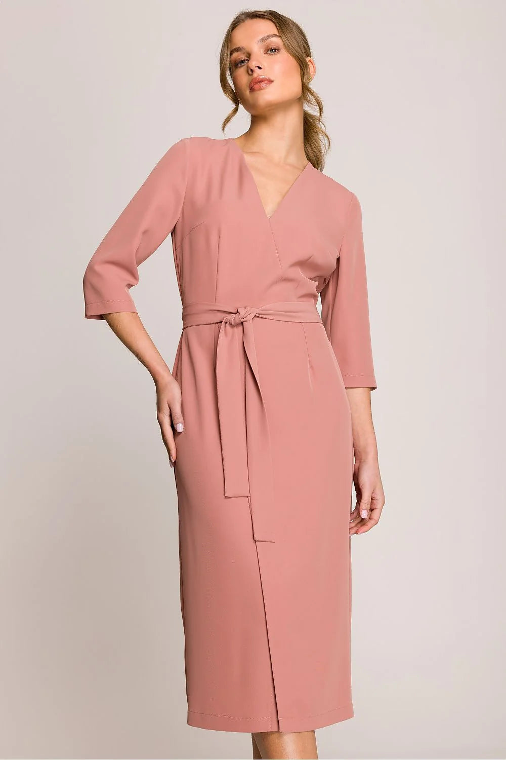 Robe de jour élégante féminine coupe ajustée décolleté en V manches 3/4 motif portefeuille ceinture à nouer polyester rose poudré taille ajustable femme