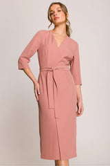Robe de jour élégante féminine coupe ajustée décolleté en V manches 3/4 motif portefeuille ceinture à nouer polyester rose poudré taille ajustable femme