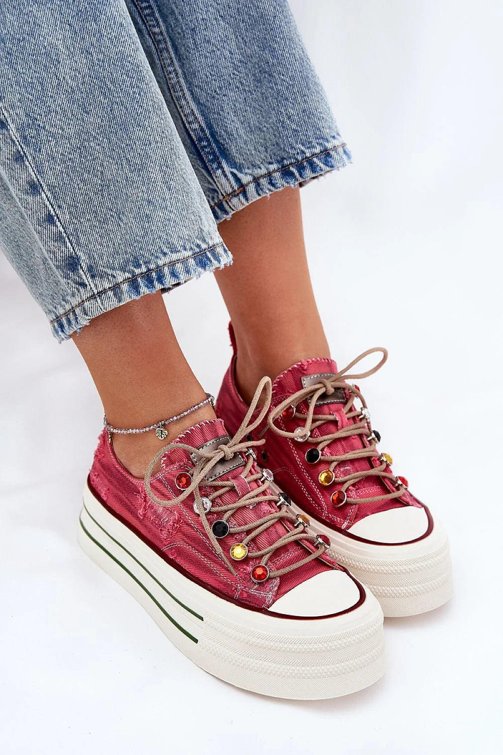 Baskets mode pour femme style rétro denim rose vif détails métalliques pierres colorées semelle épaisse confortable